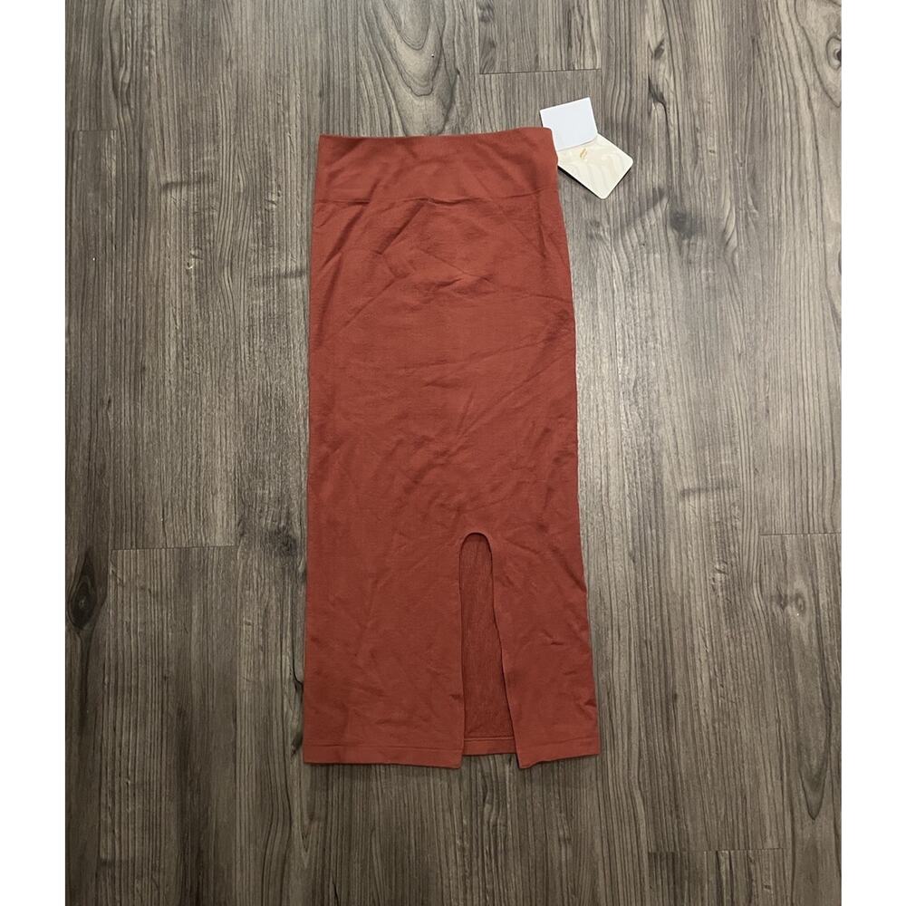 NWT Fabletics High-Waisted Ribbed Seamless Skirt Size Small Rust